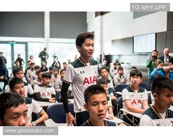 周强畅谈足球生涯中的挑战与成长分享精彩瞬间与未来展望